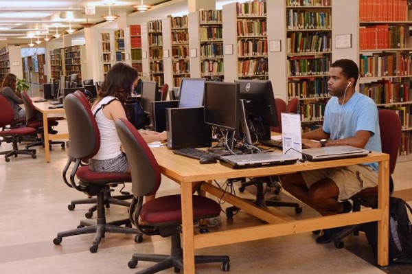 Sinh viên được tự do tìm kiếm nguồn sách bao la tại thư viện