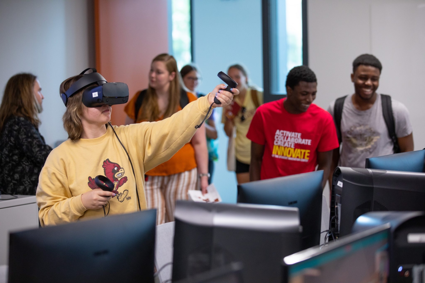 Sinh viên trải nghiệm công nghệ thực tế ảo tại Trung tâm Sáng kiến Sinh viên