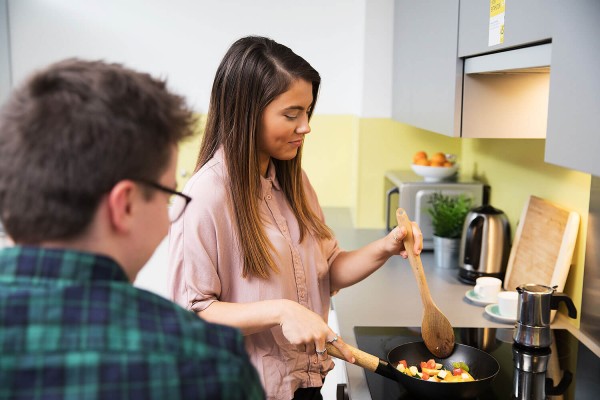 Đừng ngần ngại lựa chọn việc tự nấu ăn khi du học Mỹ để tiết kiệm chi phí